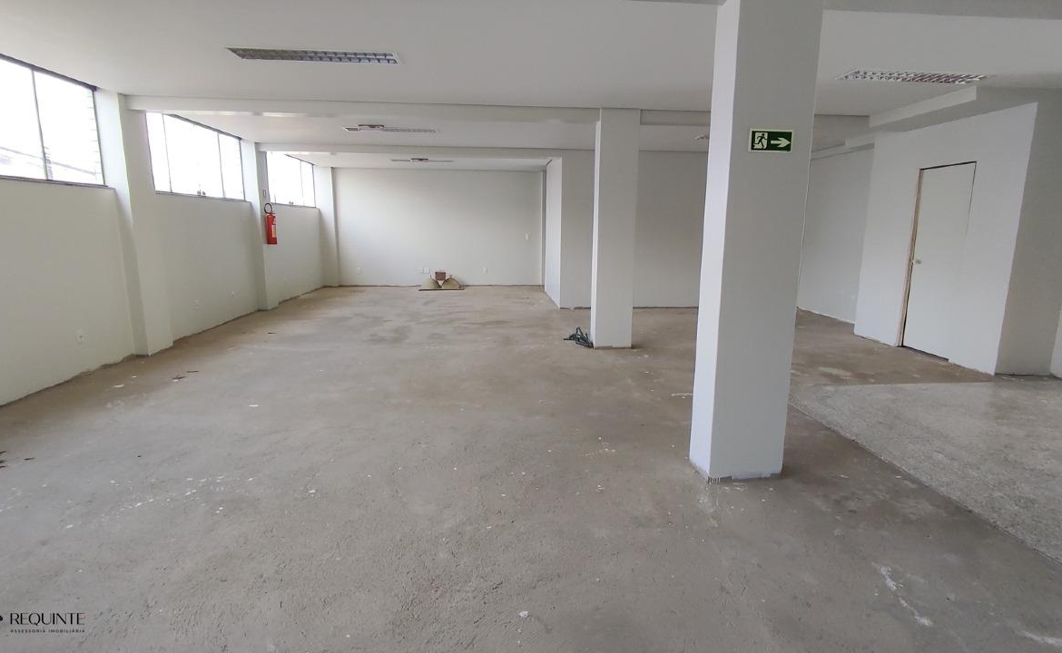 SHRF / CLS 08- Loja Térrea, frente a avenida principal 236m² Escriturada Riacho fundo I