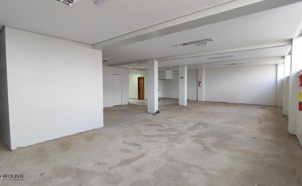 SHRF / CLS 08- Loja Térrea, frente a avenida principal 236m² Escriturada Riacho fundo I