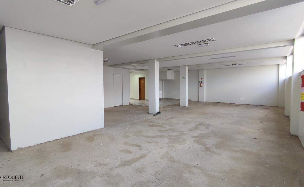 SHRF / CLS 08- Loja Térrea, frente a avenida principal 236m² Escriturada Riacho fundo I