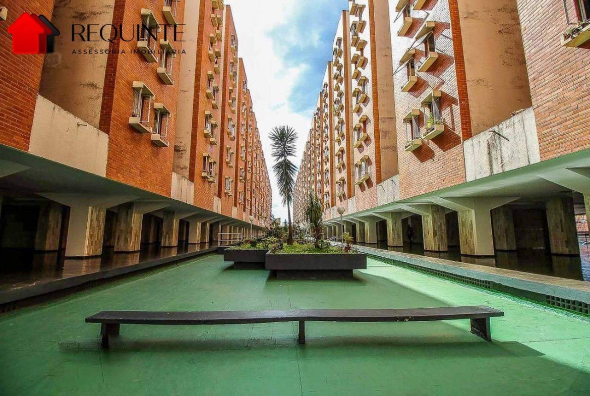 QI 23 – Ed. Guará Nobre, Apartamento 02 quartos, varanda e localização ao lado da estação do metrô