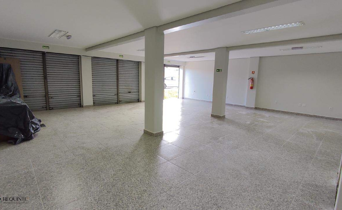SHRF / CLS 08- Loja Térrea, frente a avenida principal 236m² Escriturada Riacho fundo I