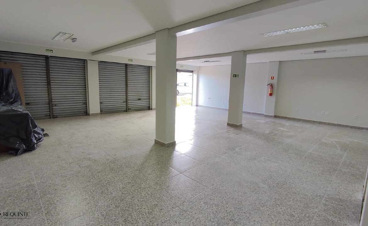SHRF / CLS 08- Loja Térrea, frente a avenida principal 236m² Escriturada Riacho fundo I