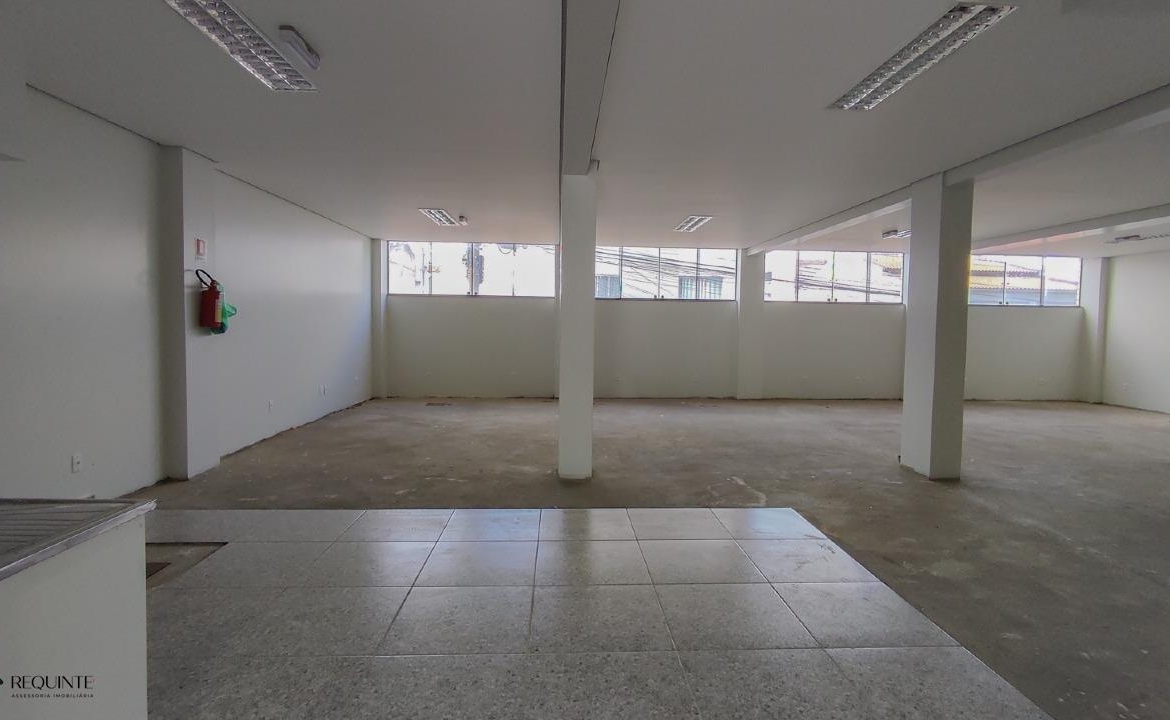 SHRF / CLS 08- Loja Térrea, frente a avenida principal 236m² Escriturada Riacho fundo I