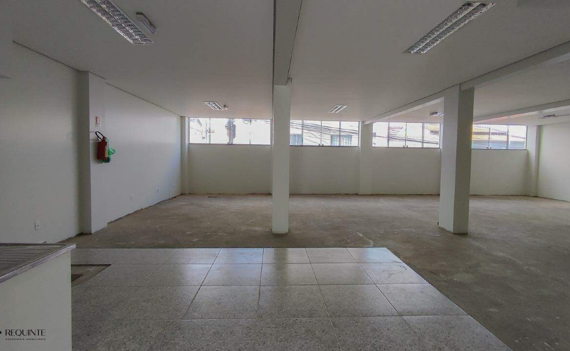SHRF / CLS 08- Loja Térrea, frente a avenida principal 236m² Escriturada Riacho fundo I