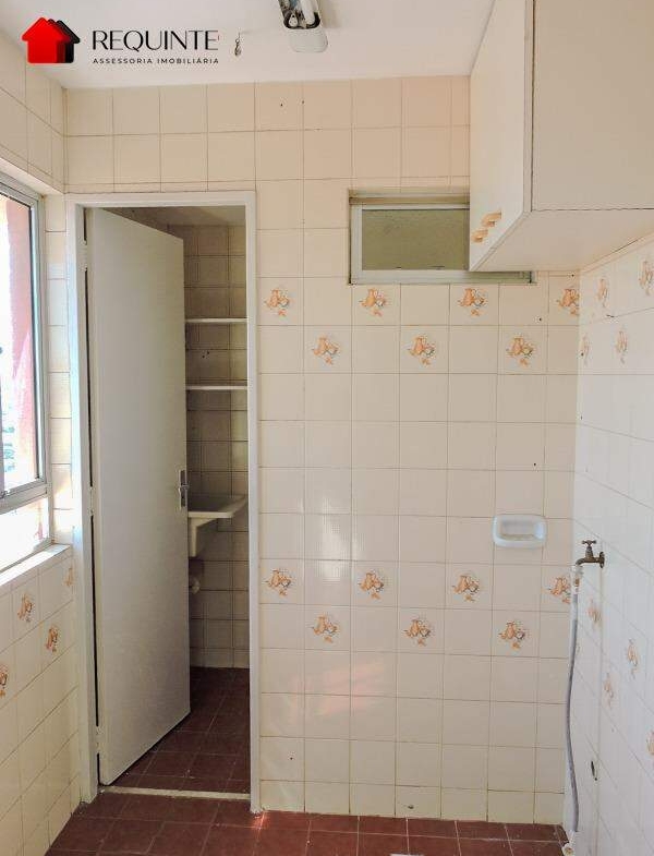 QI 23 – Ed. Guará Nobre, Apartamento 02 quartos, varanda e localização ao lado da estação do metrô