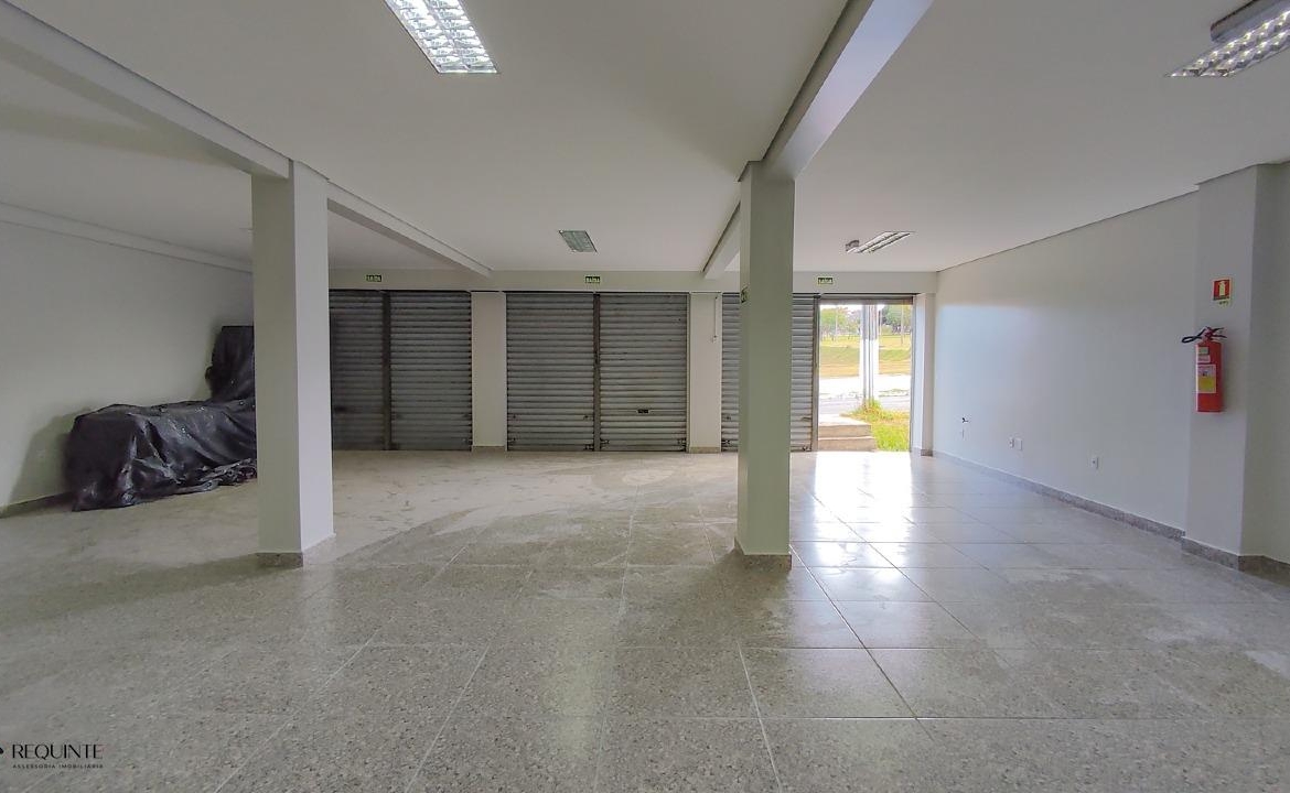 SHRF / CLS 08- Loja Térrea, frente a avenida principal 236m² Escriturada Riacho fundo I