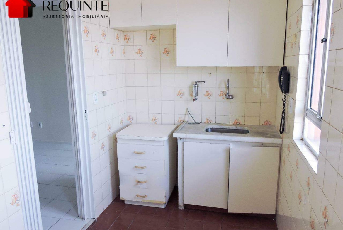 QI 23 – Ed. Guará Nobre, Apartamento 02 quartos, varanda e localização ao lado da estação do metrô