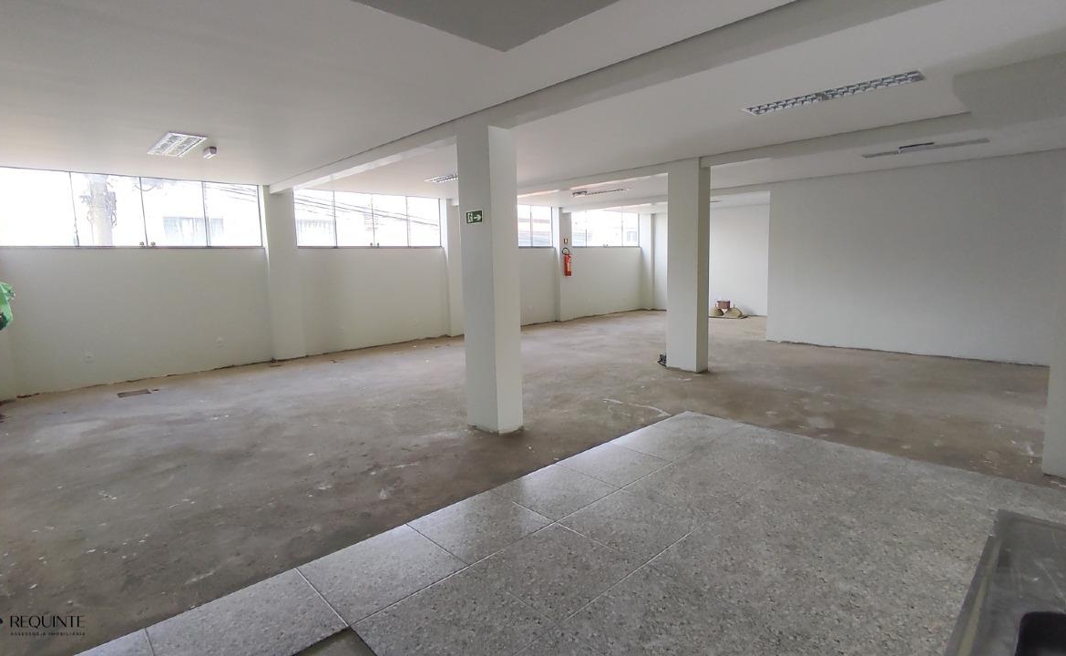 SHRF / CLS 08- Loja Térrea, frente a avenida principal 236m² Escriturada Riacho fundo I