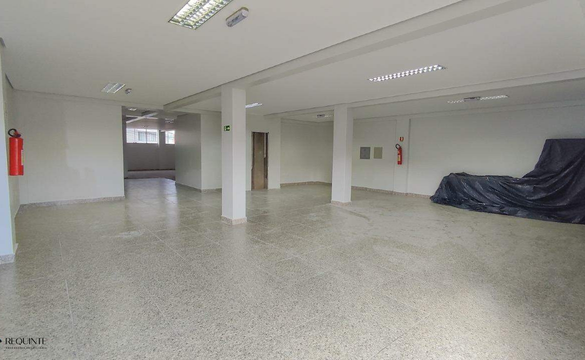 SHRF / CLS 08- Loja Térrea, frente a avenida principal 236m² Escriturada Riacho fundo I