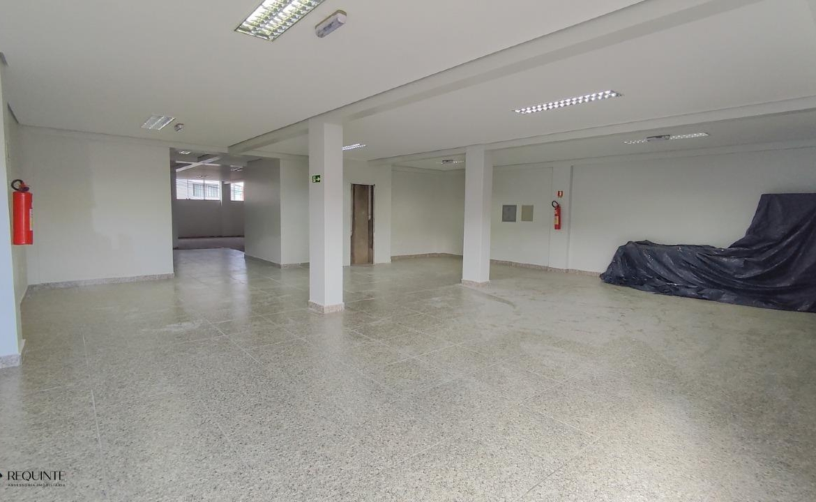 SHRF / CLS 08- Loja Térrea, frente a avenida principal 236m² Escriturada Riacho fundo I