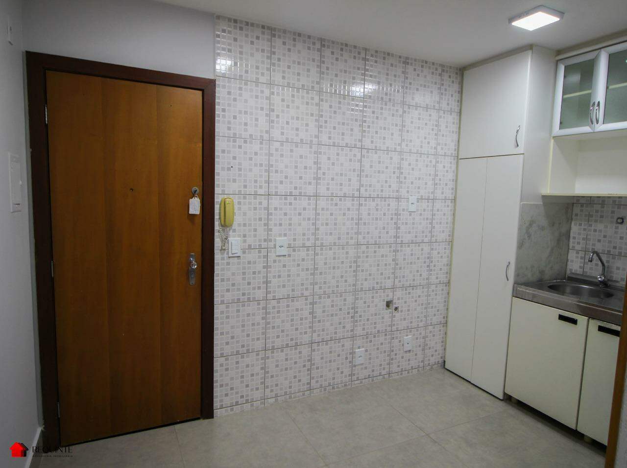 CCSW 05 BL. B – Ed. Beta Studios, 01 Quarto suíte, Com Garagem – Sudoeste.