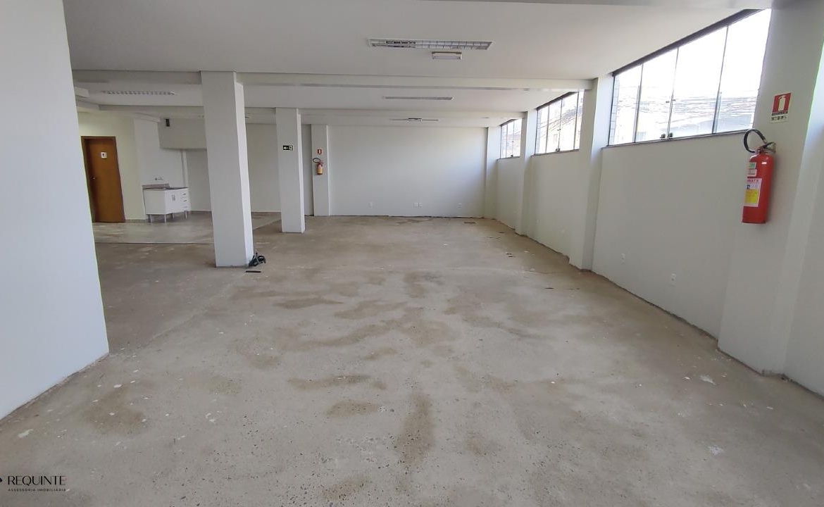 SHRF / CLS 08- Loja Térrea, frente a avenida principal 236m² Escriturada Riacho fundo I