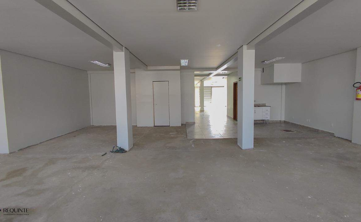 SHRF / CLS 08- Loja Térrea, frente a avenida principal 236m² Escriturada Riacho fundo I