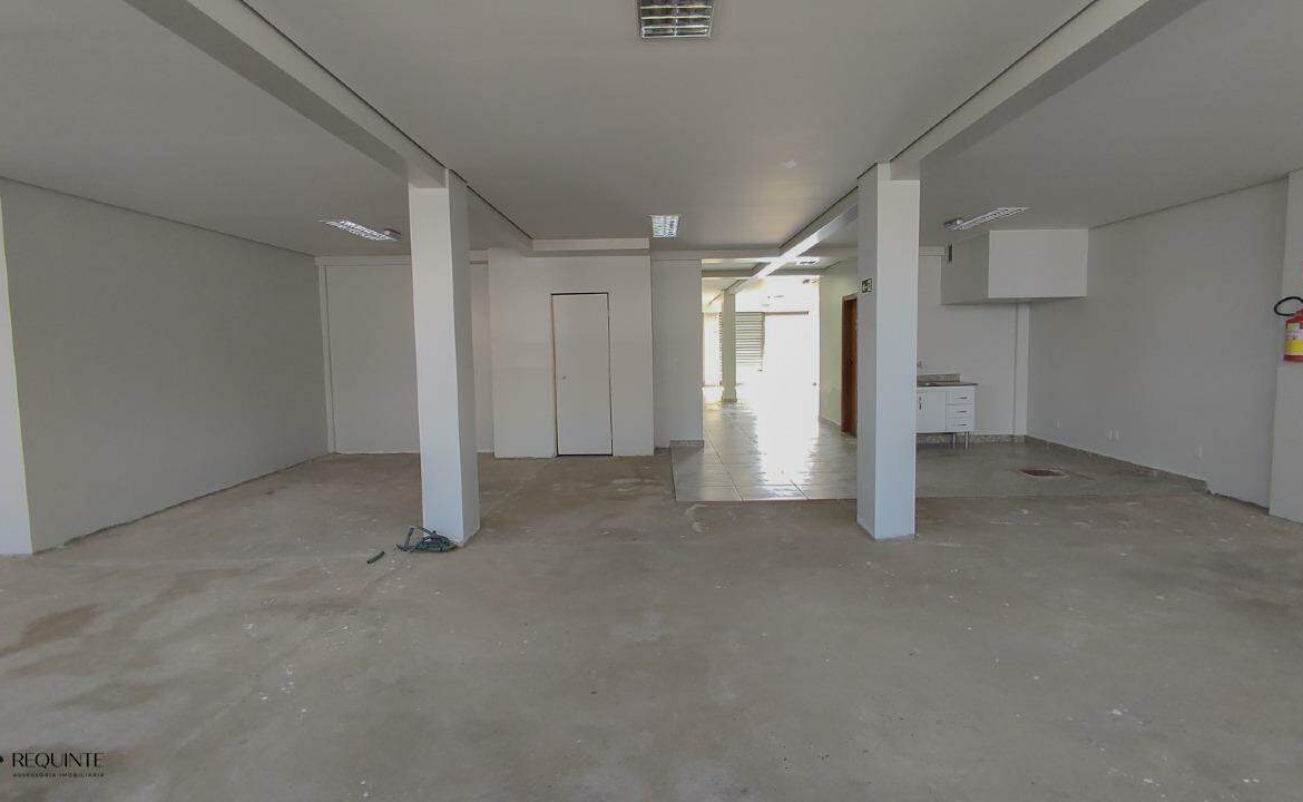 SHRF / CLS 08- Loja Térrea, frente a avenida principal 236m² Escriturada Riacho fundo I