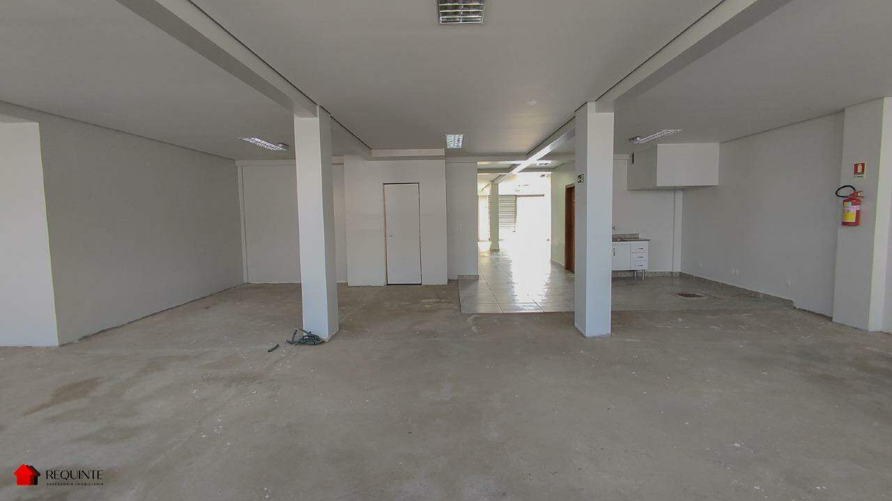 q7npz-img-20240615-093812-1771528225 SHRF / CLS 08- Loja Térrea, frente a avenida principal 236m² Escriturada Riacho fundo I