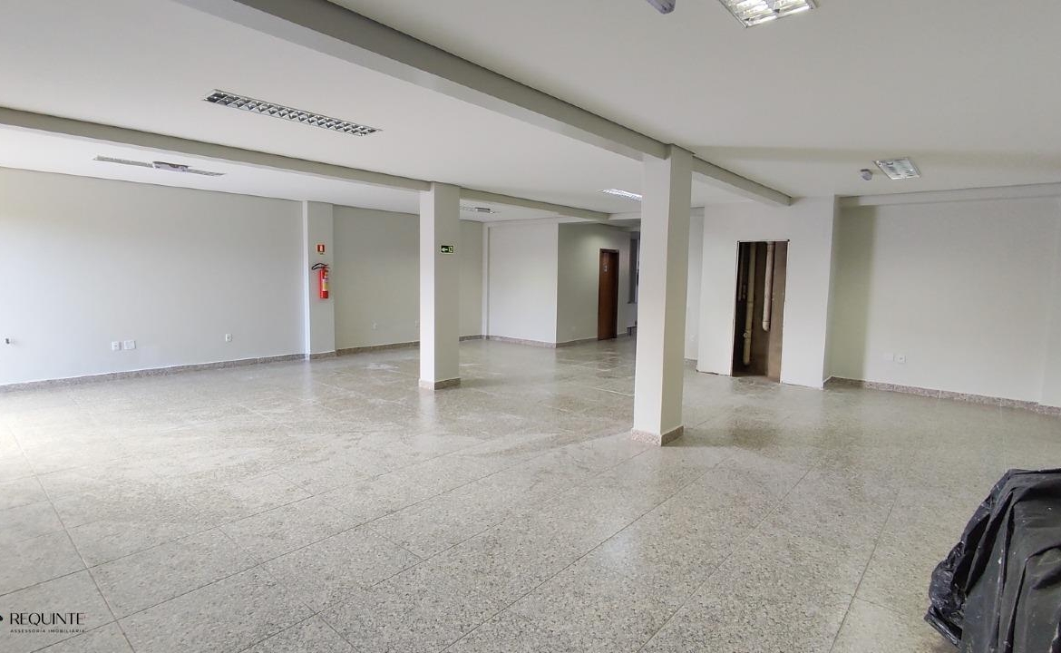 SHRF / CLS 08- Loja Térrea, frente a avenida principal 236m² Escriturada Riacho fundo I
