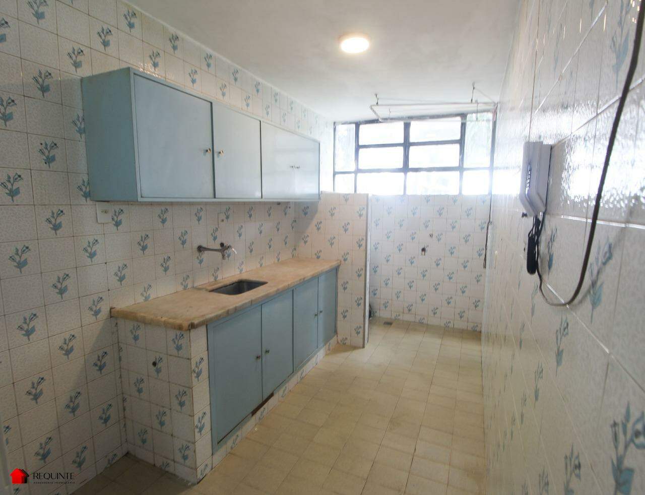 SQS 410 BL. J – Ótimo estado, 02 Quartos + deposito no subsolo, 60 m²- Asa Sul