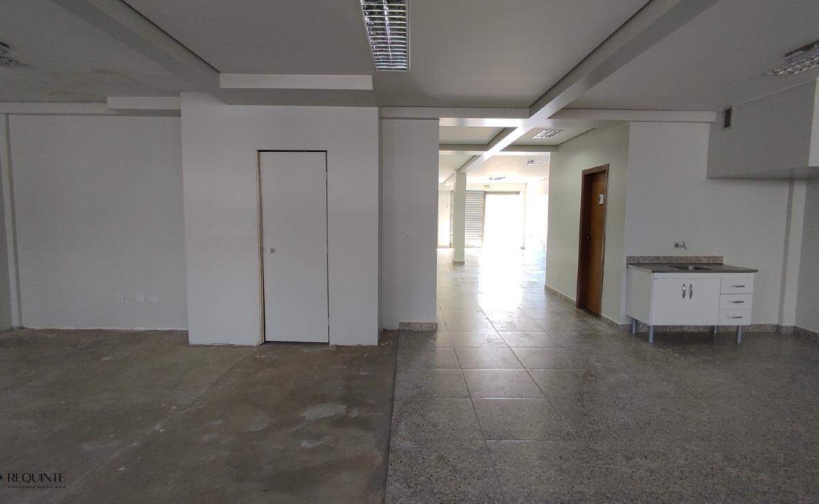 SHRF / CLS 08- Loja Térrea, frente a avenida principal 236m² Escriturada Riacho fundo I