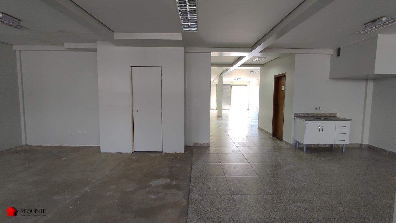 uhsdd-img-20240615-093908-1771528225-1 SHRF / CLS 08- Loja Térrea, frente a avenida principal 236m² Escriturada Riacho fundo I