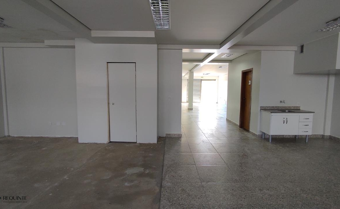 SHRF / CLS 08- Loja Térrea, frente a avenida principal 236m² Escriturada Riacho fundo I