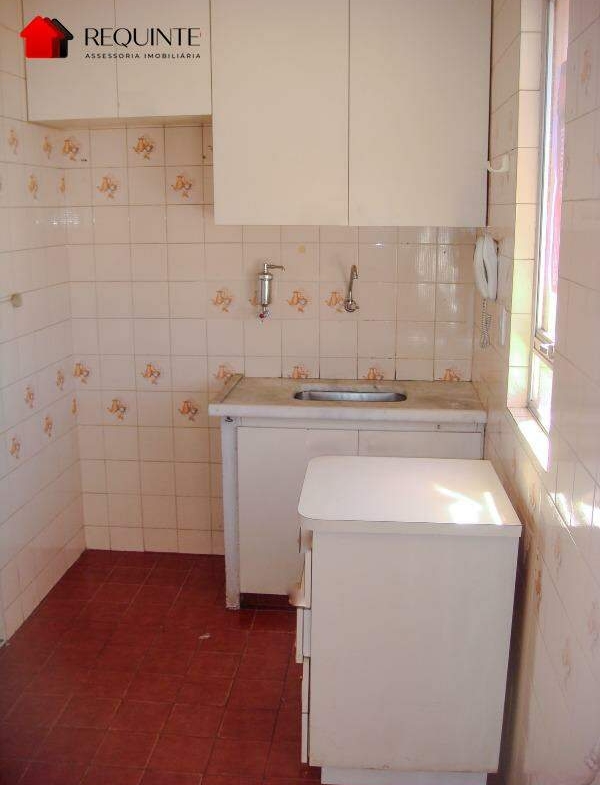 QI 23 – Ed. Guará Nobre, Apartamento 02 quartos, varanda e localização ao lado da estação do metrô