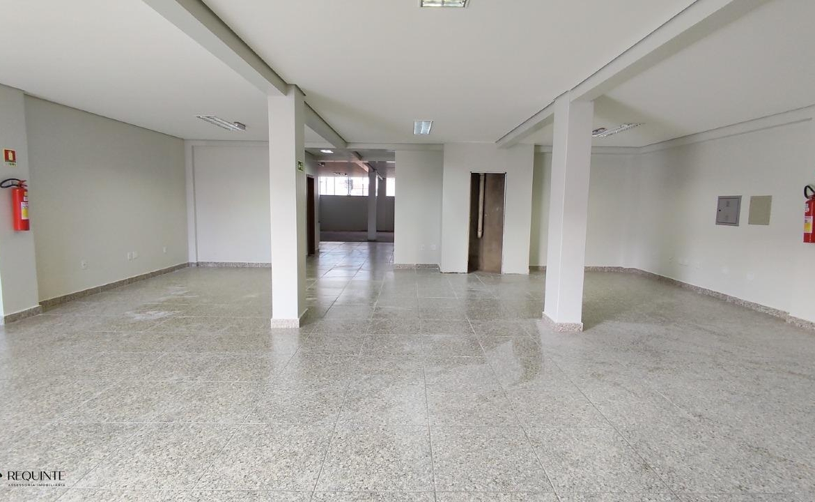 SHRF / CLS 08- Loja Térrea, frente a avenida principal 236m² Escriturada Riacho fundo I