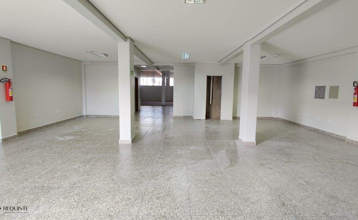 SHRF / CLS 08- Loja Térrea, frente a avenida principal 236m² Escriturada Riacho fundo I