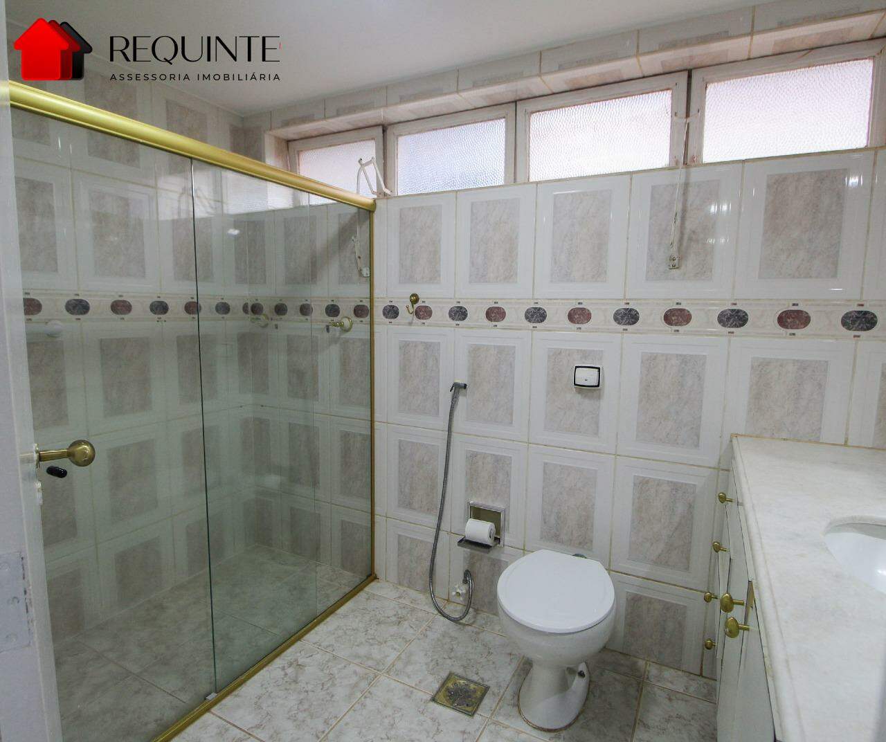 SQN 210 BL. C – 03 quartos, 01 suíte, vazado e 01 garagem, 123m², Asa Norte