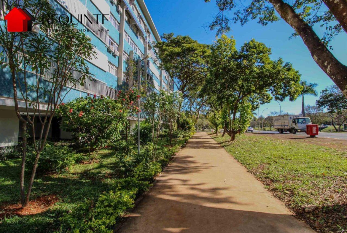 SQS 213 – Reformado. 03 quartos, 01 Suíte, vaga e DCE, vista livre e 120m²- Asa Sul.