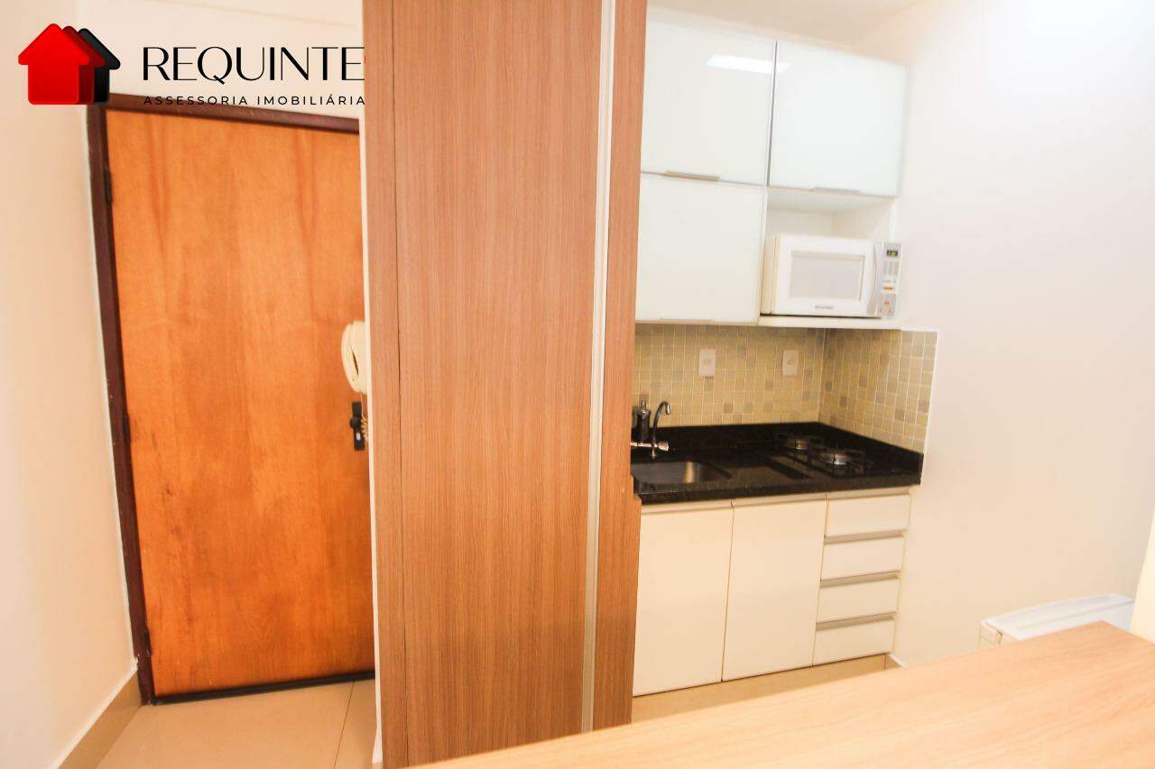 QMSW 04 – Ed. Porto Real, Kitinete mobiliada, 01 quarto, elevador e garagem.