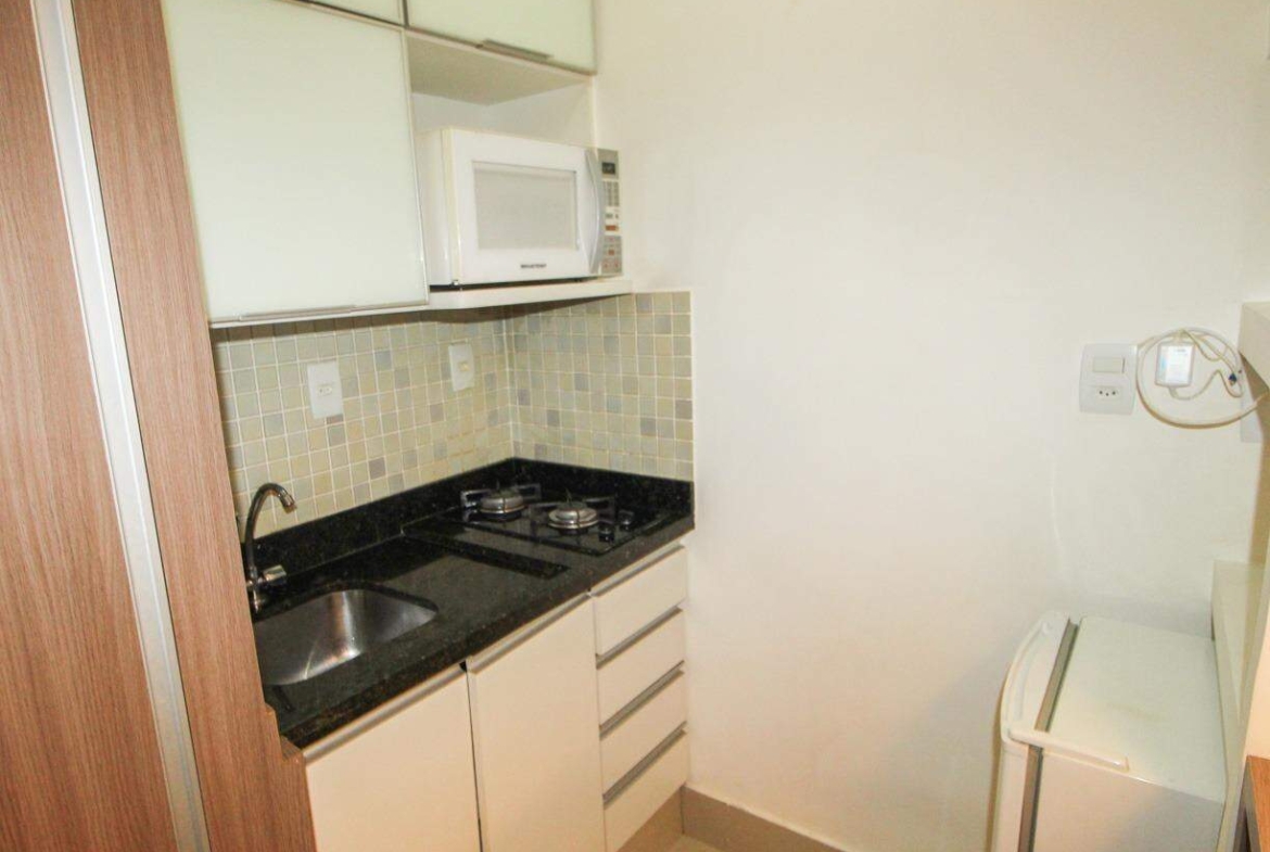 QMSW 04 – Ed. Porto Real, Kitinete mobiliada, 01 quarto, elevador e garagem.