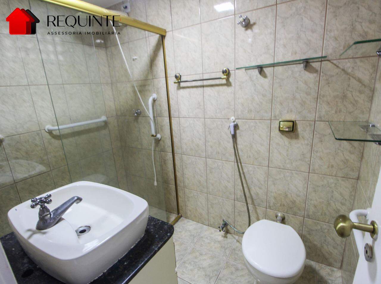 SQN 210 BL. C – 03 quartos, 01 suíte, vazado e 01 garagem, 123m², Asa Norte