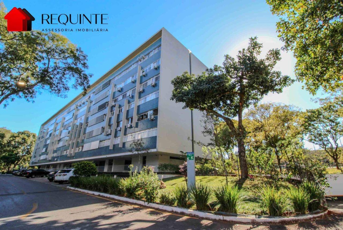 SQS 213 – Reformado. 03 quartos, 01 Suíte, vaga e DCE, vista livre e 120m²- Asa Sul.