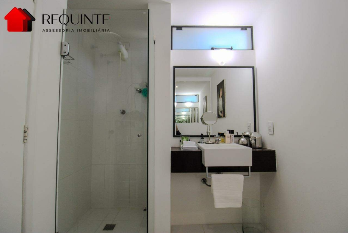 SQS 213 – Reformado. 03 quartos, 01 Suíte, vaga e DCE, vista livre e 120m²- Asa Sul.