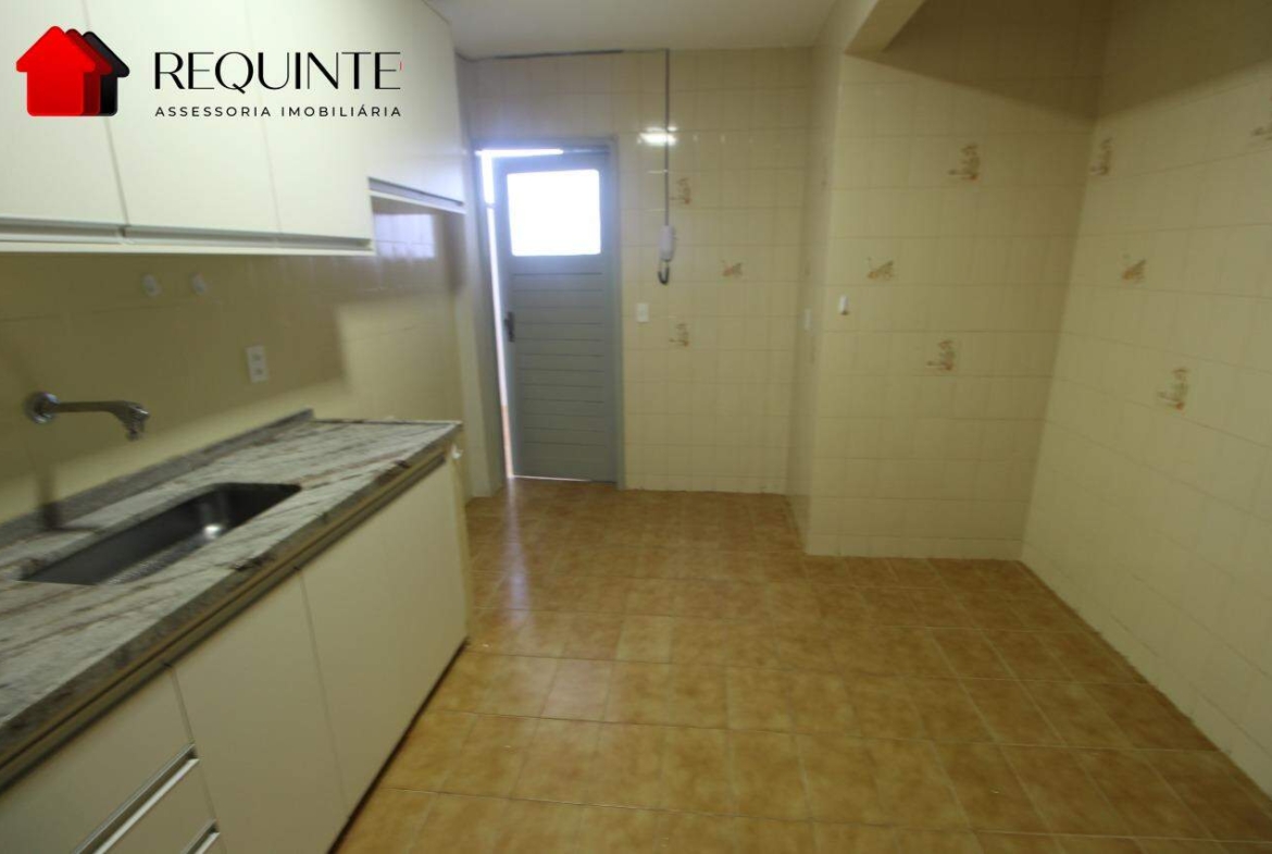 SQS 315 – 2 quartos sendo 1 suíte, garagem e elevador, vazado e vista livre 94m²